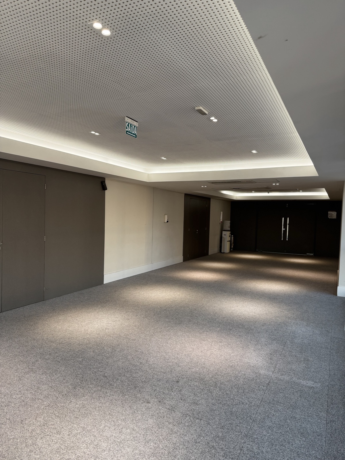 Vista da área livre do auditório em direção às portas de entrada
